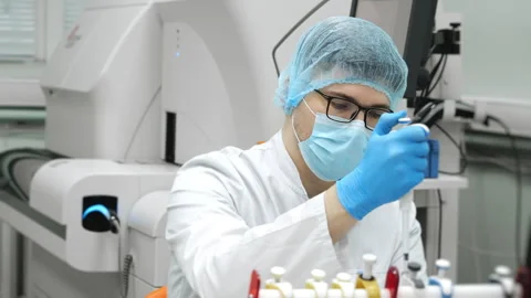 Scientist using micropipette in modern clinical laboratory for medical research. Vídeo Stock 320885686