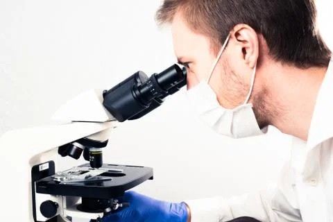 Scientist using microscope 库存照片