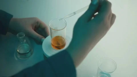 Scientist Using Pipette in Laboratory Flask Chemistry Test Vidéo 334563195