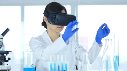Scientist Using virtual reality glasses for Research in Laboratory, Vr Goggle Foto stock
