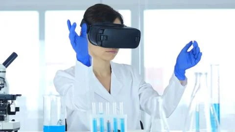Scientist Using virtual reality glasses for in Laboratory, Vr Goggles Foto stock