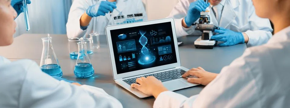 Scientist working on biotechnology computer software to study DNA. Neoteric Foto stock
