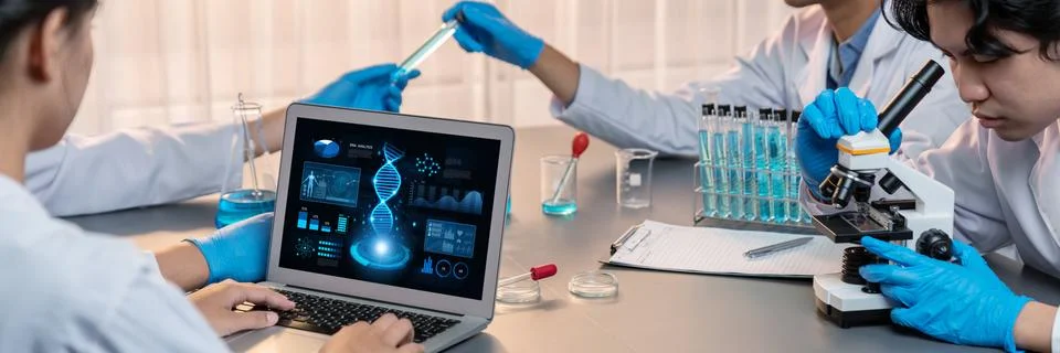 Scientist working on biotechnology computer software to study DNA. Neoteric Foto stock