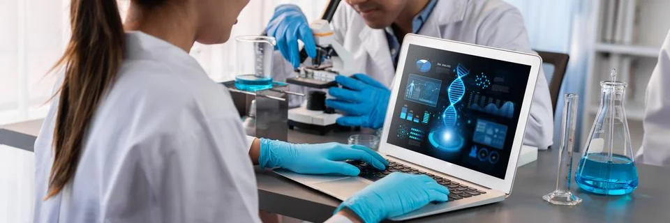 Scientist working on biotechnology computer software to study DNA. Neoteric Foto stock