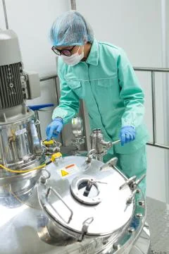Scientist is working with engine 库存照片