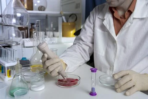 Scientist working with laboratory blood samples. The effect of food additives Foto stock
