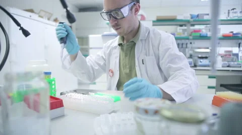 Scientist working in laboratory Stock Footage 1799195
