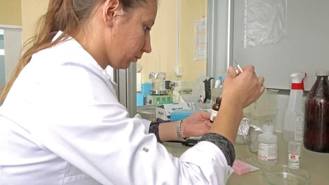 Scientist Working in Laboratory Видео 90170281