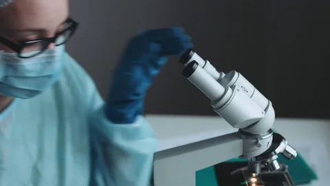 Scientist working in laboratory with microscope 스톡 동영상 70153020
