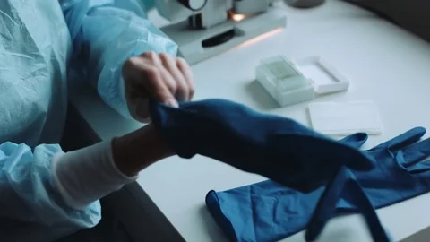 Scientist working in laboratory with samples Vidéo 70152629