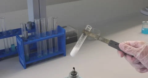 Scientist working in laboratory wirh test tubes Video stock 136134327