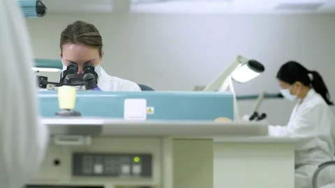 Scientist working with a microscope 動画素材 77078711