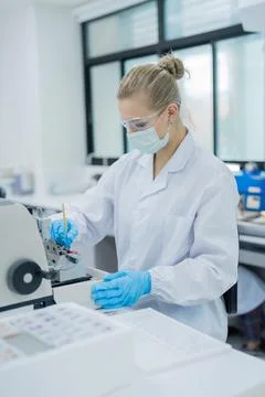 Scientist works in lab with equipment while following safety protocols wear.. Stockfoto's
