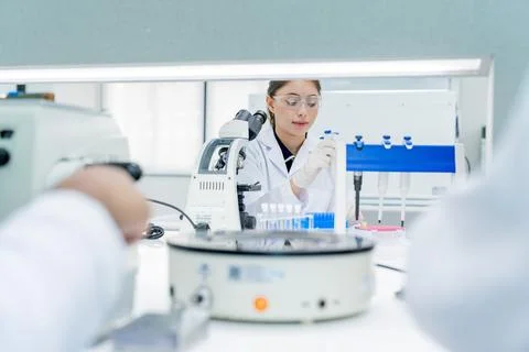 Scientist works in a lab using equipment to conduct experiments on samples .. Fotos de archivo