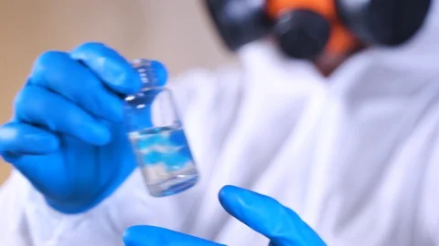 A scientist works in in a laboratory. Bio lab research. Science about DNA. Vidéo 122761559