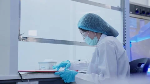Scientist works in laboratory Stock Footage 334735851