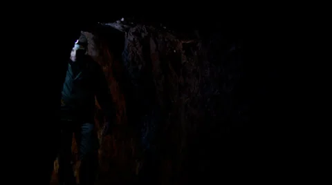 Scientists and miners exploring dark caves.  Geologists, explorers, adventurers, Vídeos de archivo 32946341