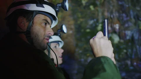 Scientists and miners exploring dark caves.  Geologists, explorers, adventurers, Vídeo Stock 32946572