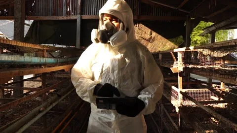 Scientists are collecting samples of Covit-19 in bags for further testing Vídeos de archivo 146720215