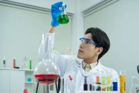 Scientists are doing experiments in the lab. 스톡 사진