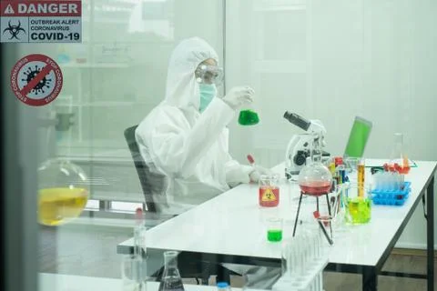 Scientists are doing experiments in the lab. 스톡 사진