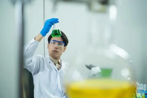 Scientists are doing experiments in the lab. 스톡 사진