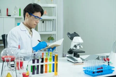Scientists are doing experiments in the lab. 스톡 사진