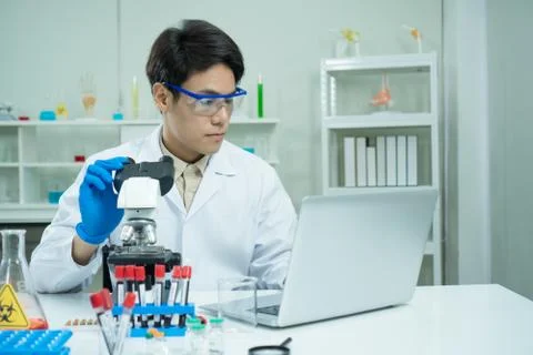 Scientists are doing experiments in the lab. Foto stock