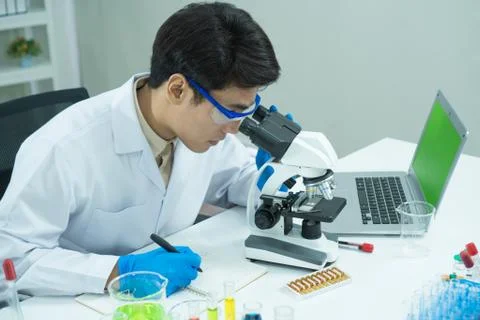 Scientists are doing experiments in the lab. 스톡 사진