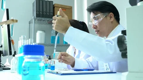 Scientists are experimenting with chemicals compound and absorb liquid the test Video stock 106870982