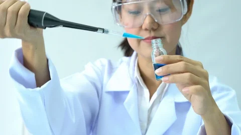 Scientists are experimenting with chemicals compound and absorb liquid the test Video stock 106871632