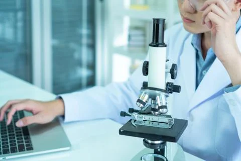 Scientists are experimenting in the lab 스톡 사진