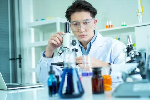 Scientists are experimenting in the lab Foto stock