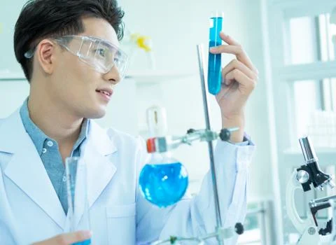 Scientists are experimenting in the lab 스톡 사진