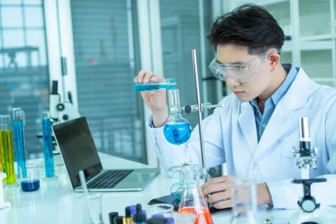 Scientists are experimenting in the lab 스톡 사진