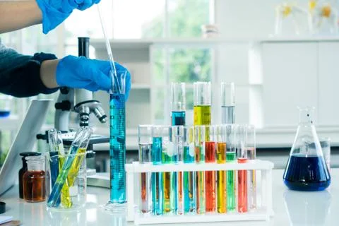 Scientists are experimenting in the laboratory 스톡 사진