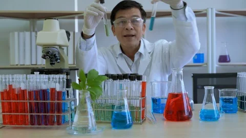 Scientists are explaining and experimenting procedures. Stock Footage 121713360