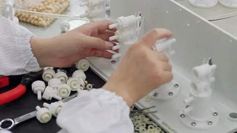 Scientists are testing a water purification device Vídeos de archivo 133708612