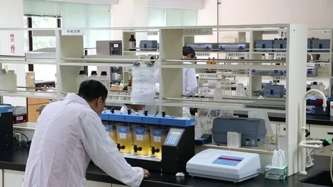 Scientists are working in a water laboratory. Water treatment plant. Vídeos de archivo 76824536