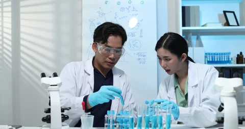 Scientists collaborate in a modern laboratory 库存影片 343530048