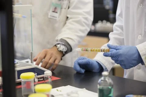 Scientists conducting experiment in laboratory Foto stock