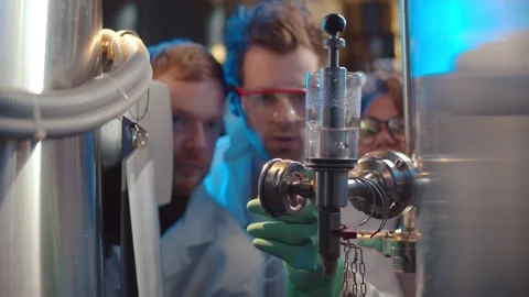 Scientists controlling chemical process at manufacturing in chemistry laboratory Video stock 144538026