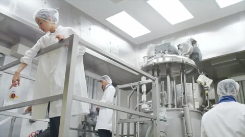 Scientists in high tech production facility Vidéo 41591497