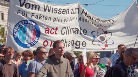 Scientists highlight importance of climate change facts at FFF demonstration 스톡 동영상 250442994