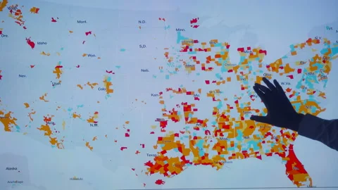 Scientists look at Covid-19 map of the USA on computer Vidéo 134754615