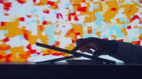 Scientists look at Covid-19 map of the USA on computer Stockbeeldmateriaal 135201862