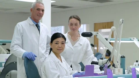 Scientists looking at camera in a laboratory 動画素材 77078611