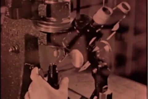 Scientists observing chemical reaction by microscope - 1958 Vidéo 106707780