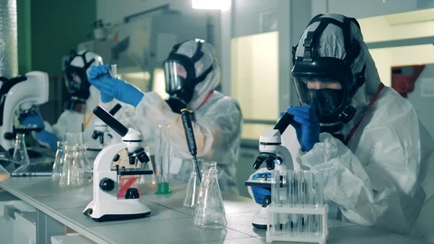 Scientists work with coronavirus samples to develop vaccine. 库存影片 129574268