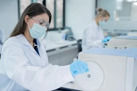 Scientists work in laboratory on research tasks using equipment and maintai.. Stockfoto's
